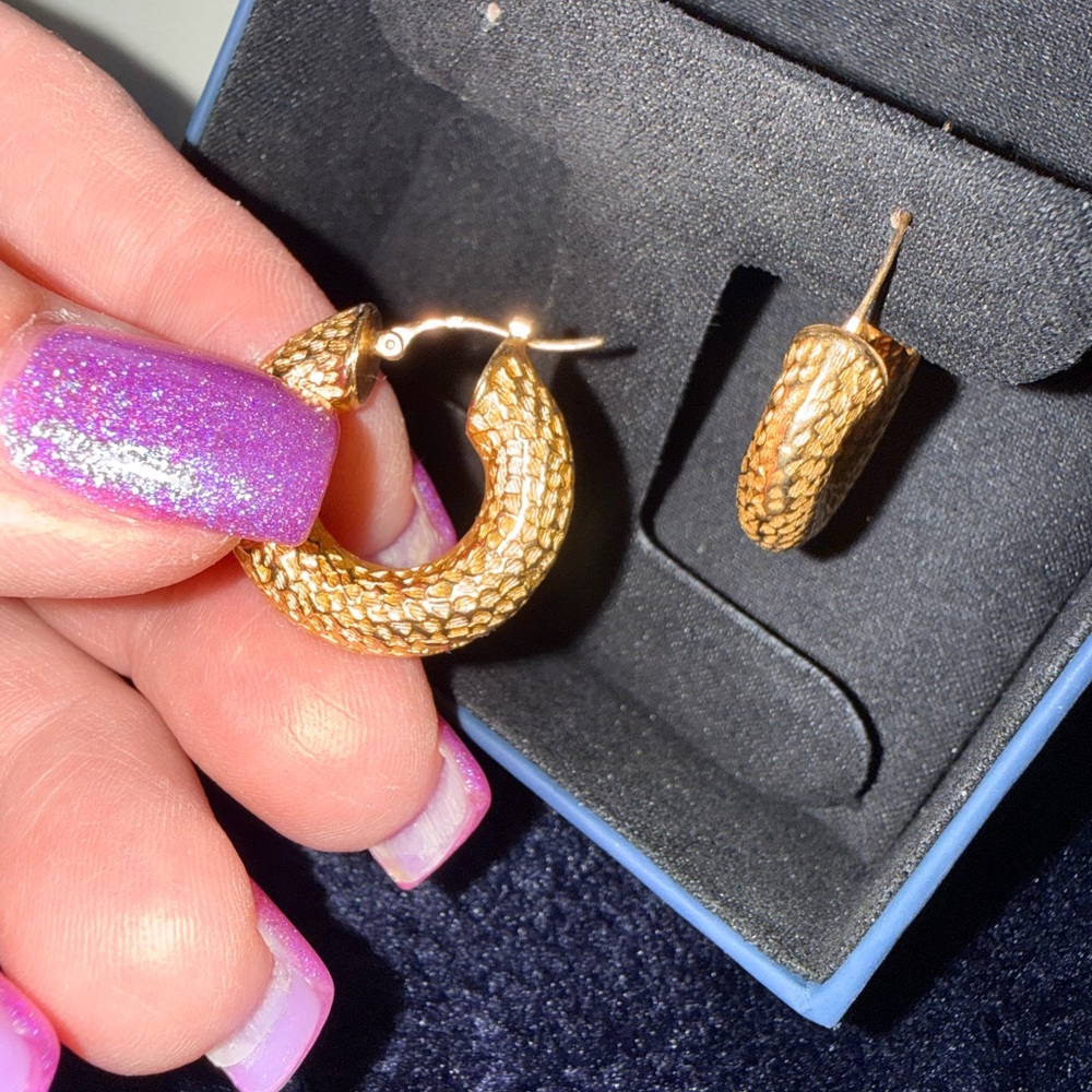 Gold hoops, solid 18k yellow gold.These come w/certificate Authenticity,Vintage.